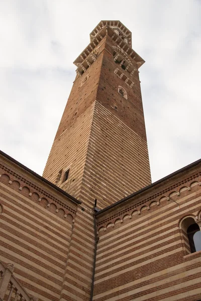 Torre dei Lamberti, Verona, Itália . — Fotografia de Stock