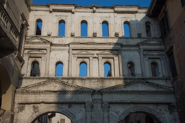 Porta Borsari, αρχαία Ρωμαϊκή πύλη στην πόλη της Βερόνα, Ιταλία — Φωτογραφία Αρχείου