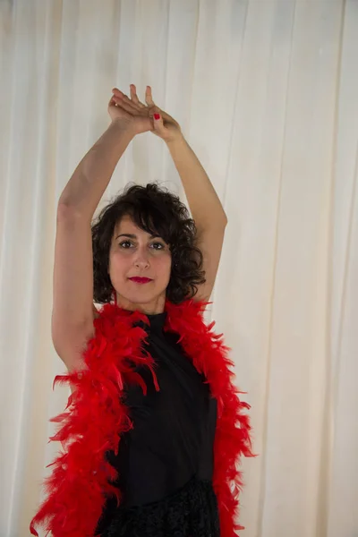 穿着跳舞服装的女人, 用红羽毛围巾 — 图库照片