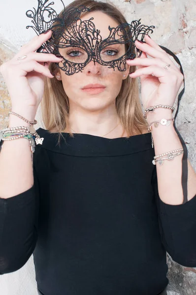 Porträt Einer Schönen Blonden Frau Karnevalsmaske Maskerade Mädchen Schönheit Mode — Stockfoto