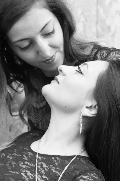 Поцелуй между двумя молодыми женщинами — стоковое фото