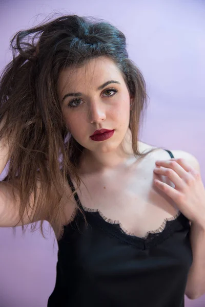 Giovane ragazza bionda con lunghi capelli lisci con serbatoio superiore nero per — Foto Stock