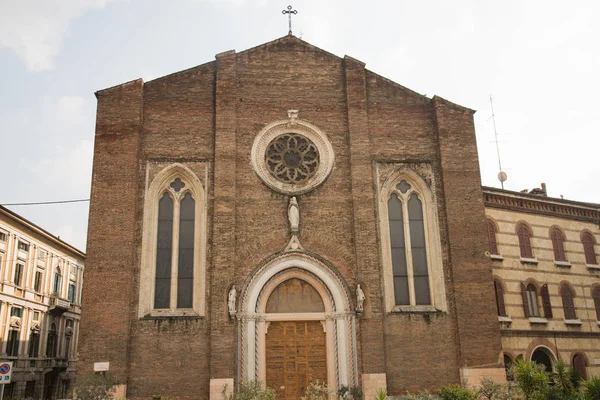 Προβολή του chiesa di San Tomaso Μπέκετ (San Tomaso Cantuariense) στην πόλη της Βερόνα — Φωτογραφία Αρχείου