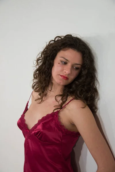 Mooie brunette meisje met lang golvend haar, in rood petticoat op — Stockfoto
