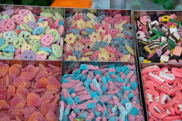 お菓子やたくさんの形や市場の屋台で色味のキャンディーの品揃え お菓子やお菓子市場の屋台で — ストック写真