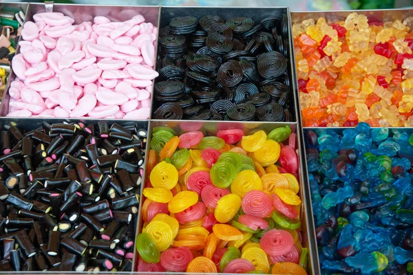 Asortyment Słodycze Cukierki Różnych Kształtach Kolorach Stoisku Rynku Słodycze Cukierki — Zdjęcie stockowe