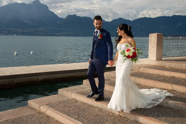 Mladý Manželský Pár Procházející Břehu Jezera Torri Del Benaco Itálii — Stock fotografie