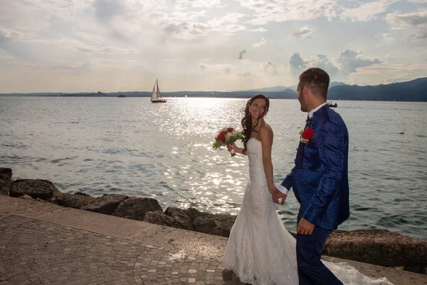 Mladý Manželský Pár Procházející Břehu Jezera Torri Del Benaco Itálii — Stock fotografie