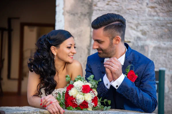 Krásná Zblízka Mladý Manželský Pár Usměvavý Šťastný Jsou Umístěny Zdi — Stock fotografie