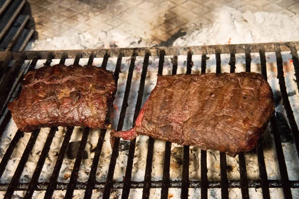 Gegrilltes Steak Zwei Große Stücke Gekochtes Fleisch — Stockfoto