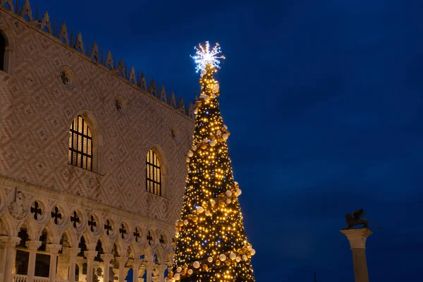 Kerstmis Venetië Italië Nachtfoto Van Het Hertogelijk Paleis Met Kerstboom Stockafbeelding