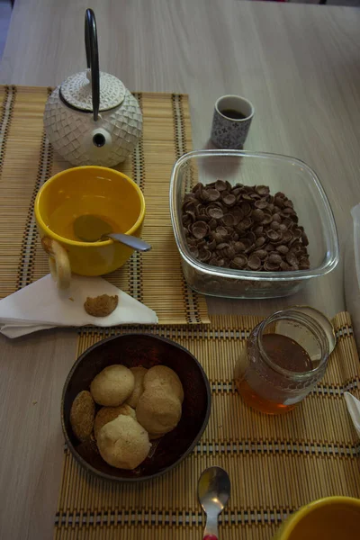 Desayuno Cereales Muesli Con Dos Tazas Café Tetera Pan Tarro — Foto de Stock