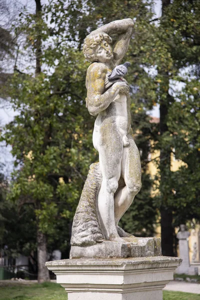Λευκό Μαρμάρινο Άγαλμα Στους Δημόσιους Κήπους Του Salvi Vicenza Ιταλία — Φωτογραφία Αρχείου