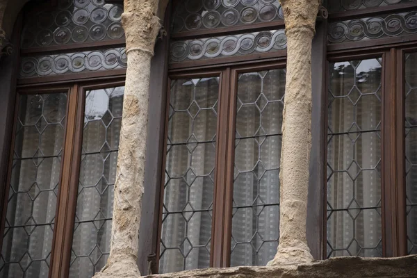 Παλιά Μουλιασμένα Παράθυρα Βενετσιάνικο Στυλ Tuff Στην Πάδοβα Ιταλία — Φωτογραφία Αρχείου