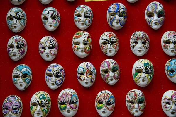 Serie Máscaras Cerámica Hembra Muy Pequeñas Color Fondo Blanco Decorado — Foto de Stock