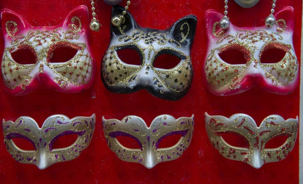 Serie Pequeñas Máscaras Femeninas Con Fondo Blanco Decoradas Rosa Rojo — Foto de Stock