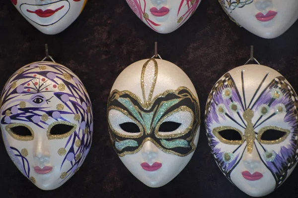 Serie Pequeñas Máscaras Cerámica Con Retratos Femeninos Color Fondo Blanco — Foto de Stock