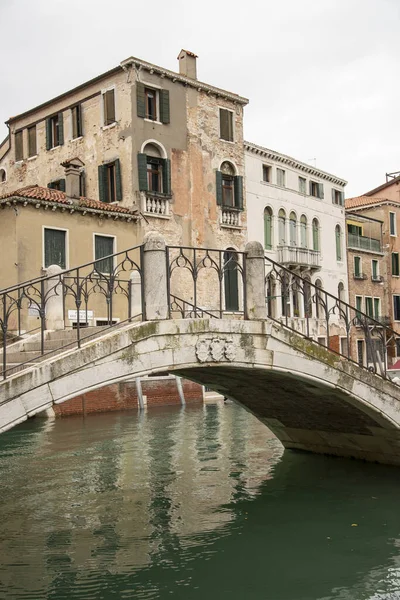 Pont Caractéristique Sur Canal Venise Italie Construction Marbre Maisons Anciennes — Photo