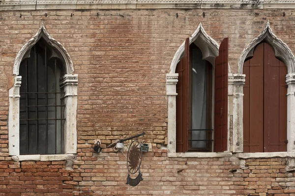 威尼斯风格房屋的窗户 单扇和双扇玻璃窗 意大利威尼斯房屋的砖墙特征 — 图库照片