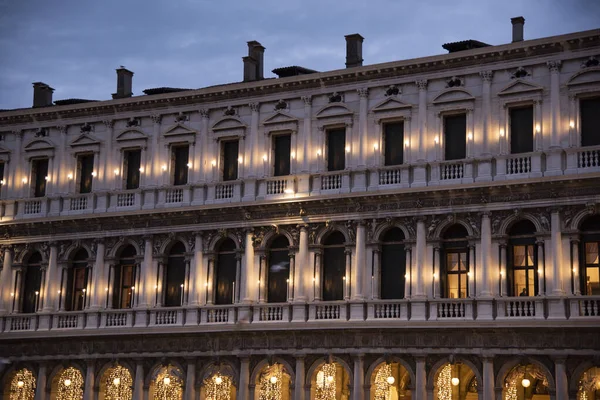 Vista Nocturna Nueva Procuratie Venice Italia Luces Sugerentes Amanecer Piazza —  Fotos de Stock