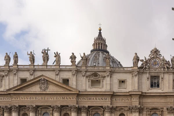 이탈리아 로마에 베드로 대성당의 조각상들이 정면의 1600 대부터 세계에서 건물중 — 스톡 사진