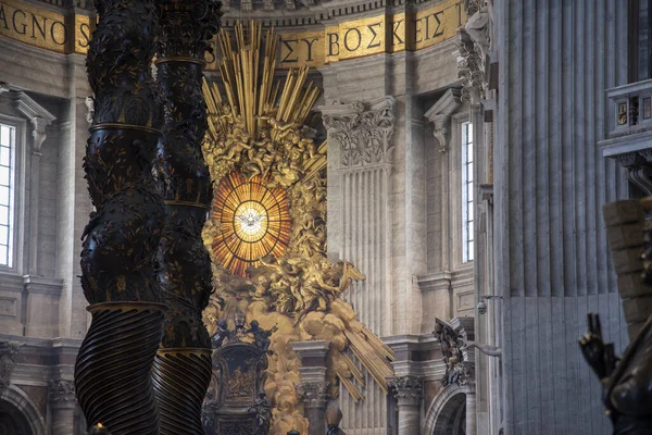 Szent Péter Oltárának Részletei Római Vatikánban Bernini Dicsősége Eltorzult Baldacchino — Stock Fotó