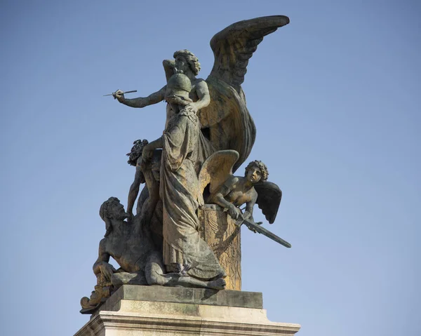 São Duas Estátuas Bronze Representando Uma Vitória Alada Altar Pátria — Fotografia de Stock