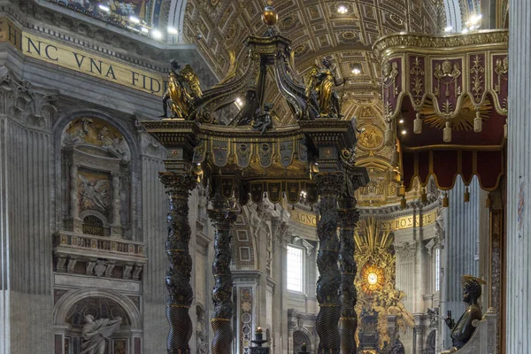 Detail Baldachýnu Kroucenými Sloupy Berniniho Vysokého Oltáře Petra Vatikánu Řím — Stock fotografie