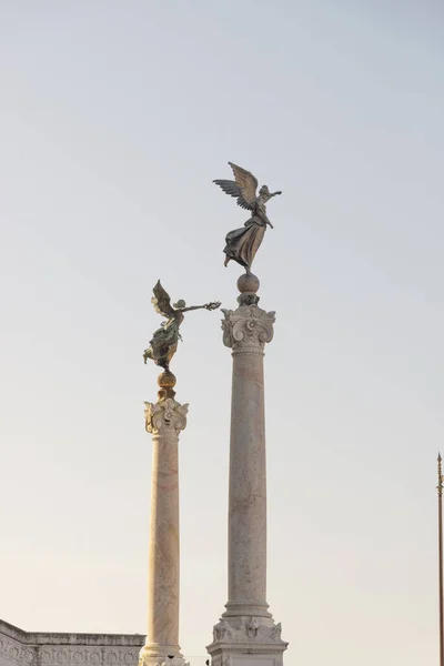 야자수와 뱀으로 승리를 날개달린 이탈리아 로마의 비토리오 — 스톡 사진