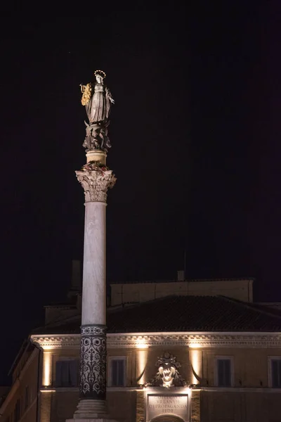 Szeplőtelen Fogantatás Szobrának Éjszakai Fotója Római Piazza Mignanelliben Olaszországban — Stock Fotó