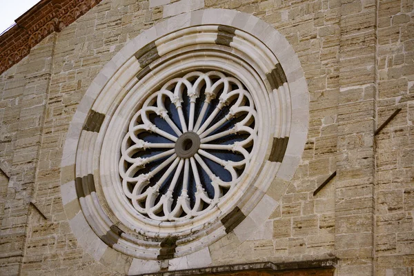 Λεπτομέρεια Από Παράθυρο Τριαντάφυλλο Της Πρόσοψης Της Εκκλησίας Του San — Φωτογραφία Αρχείου