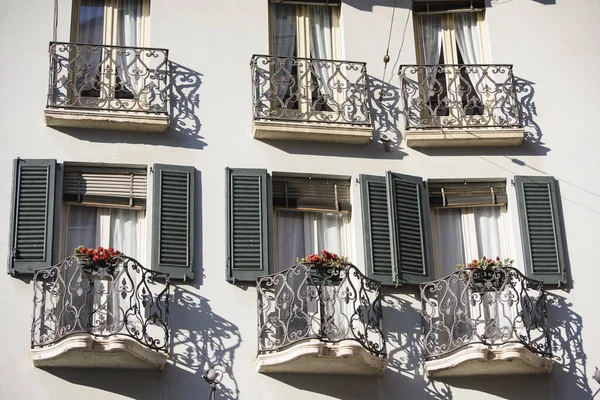 Fenêtres Portes Avec Petit Balcon Triangulaire Avec Des Fleurs Balustrade — Photo