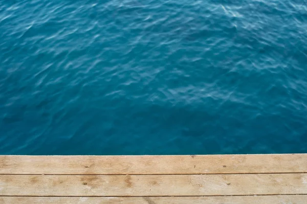 Вид Сверху Глубокого Синего Моря Деревянного Дна Пира — стоковое фото