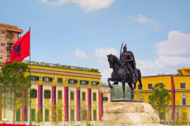 Tiran, Arnavutluk. 26 Kasım 2017: Kırmızı ve siyah ve yükseltilmiş ulusal bayrak Bağımsızlık günü kutlamaları yeni restore edilmiş şehir merkezi kare, İskender bey dekore