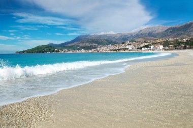 Arnavut Riviera'nın güneyinde, Himara şehirde doğal deniz manzarası temizlemek turkuaz suların İyon Denizi