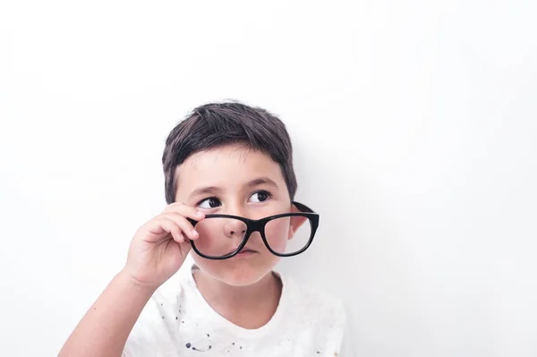 Ragazzino Serio Che Guarda Sotto Suoi Enormi Occhiali Alta Chiave — Foto Stock