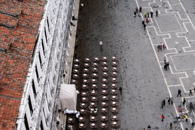 Venedik, İtalya. 20 Nisan 2012: tower, trafiğe kapalı alanda, insanlar yürürken, insanlar görmek San Marco Meydanı'na, Restoran ve tablolar yemek için hazırlanan.