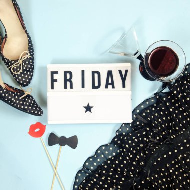 Kadın moda flatlay Cuma parti aksesuarları 