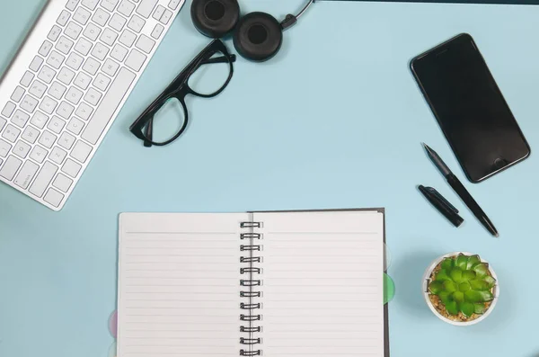 Vista Superior Educación Plana Con Libreta Notas Teclado Gafas Auriculares —  Fotos de Stock