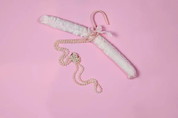 Elegant Pärlhalsband Rosa Bakgrund — Stockfoto