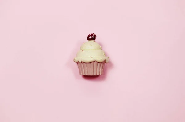 Minimalistische Roze Cupcake Figuur Roze Schone Achtergrond Bovenaanzicht — Stockfoto