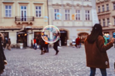 Prague, Çek Cumhuriyeti. 17 Ocak 2017: Eski Şehir Meydanı, mimari zevk ve sabun köpüğü uçan turist kalabalık.