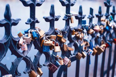 Charles Köprüsü Prag, Çek Cumhuriyeti için metal çit tüm aşk asma kilitler.