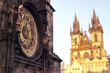 Prague, Çek Cumhuriyeti. Eski Şehir Meydanı ve kilise Our Lady Tyn altın saat, önce astronomik saati.