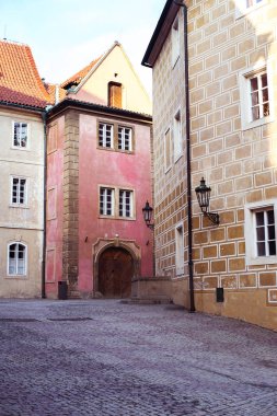 Mala Strana Prag Kalesi çevresinde eski geleneksel binalar ile küçük dar sokak.