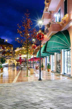 Tiran, Arnavutluk. 03 Aralık 2017: alacakaranlık ve ışıklı şehrin ana çekim yeni ın Bazaarı Noel ve yeni yıl tatilleri için dekore edilmiş