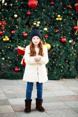 Tiran ana meydanında bir Noel ağacı önünde mutlu kız