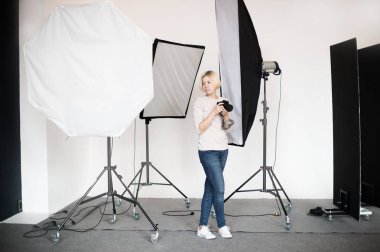 sahne arkasında için beğenilen Studio profesyonel aydınlatma donanımları, Kamera görüntüsünden fotoğraflara bakarken fotoğrafçı ile