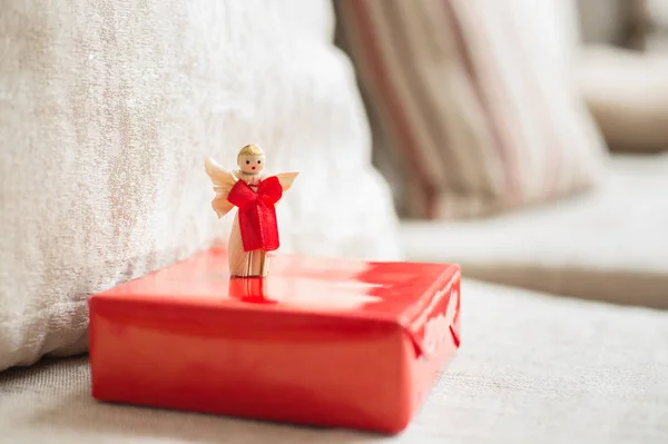 Presente Embalado Com Papel Vermelho Uma Figura Anjo Com Fita — Fotografia de Stock