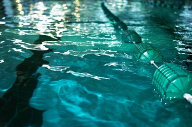 Şeritli bir yarış Kapalı Yüzme Havuzu